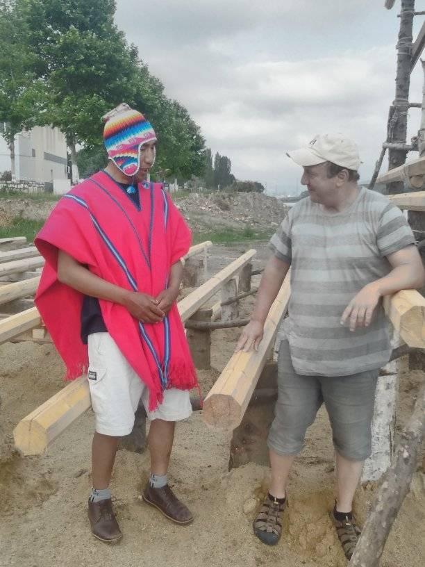 Индианци от племето аймара строят тръстикова лодка край Белослав ...