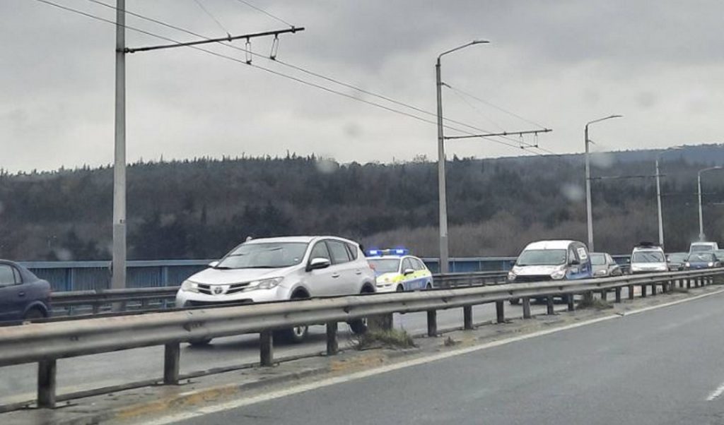 Овладяха опасна ситуация на Аспаруховия мост във Варна