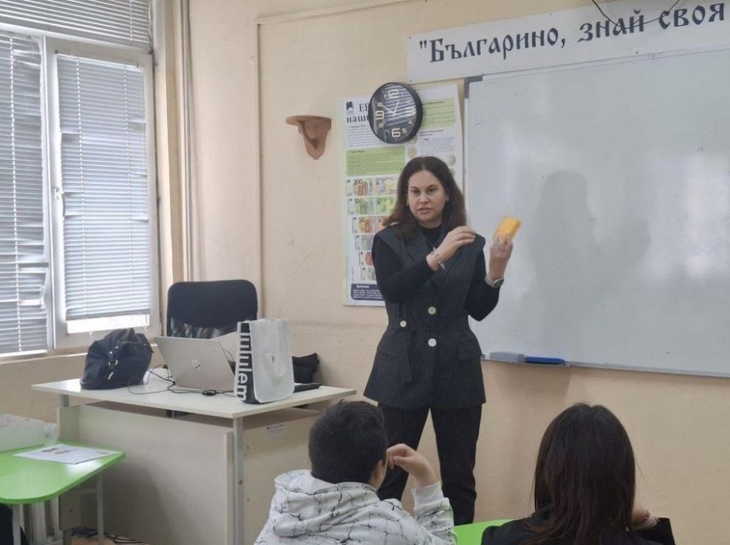 Съдия Ралица Райкова шокира шестокласници във Варна с експеримент: „Бихте ли дишали през това?“