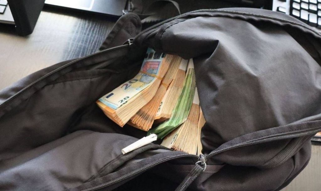 Открити са раници с 88 720 евро за купуване на гласове: Двама задържани в Пловдив