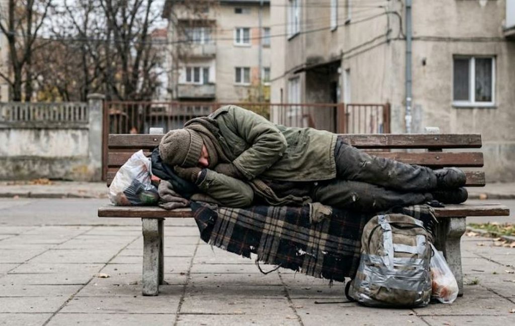 Двама арестувани след ужасяващ побой и палеж върху бездомник в Ахтопол