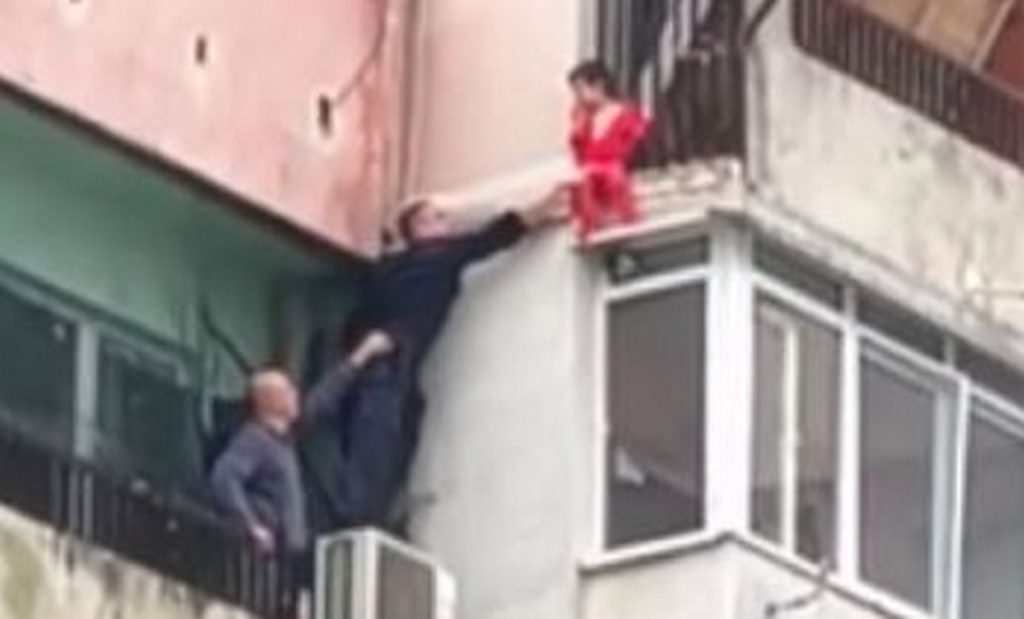 Детето, увиснало от тераса в Ямбол: Изведено от дома и намесата на социалните служби
