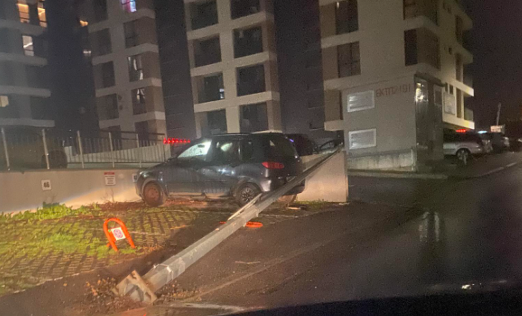 Късмет: Стълб падна на сантиметри от кола във Варна