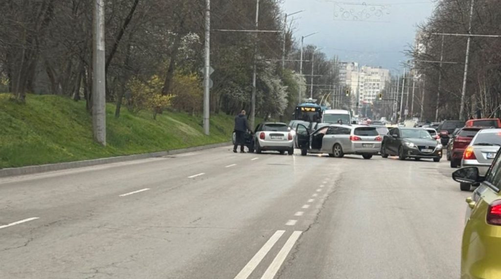 Тежка катастрофа в София блокира централна отсечка и предизвика огромно задръстване