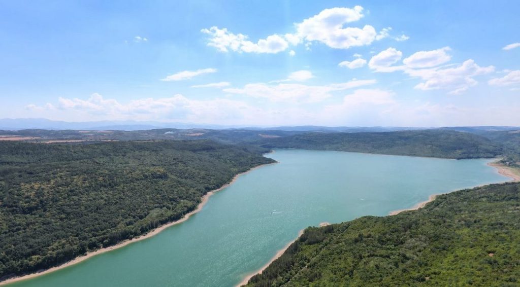 Критични нива: Язовир „Александър Стамболийски“ прелива след обилните валежи