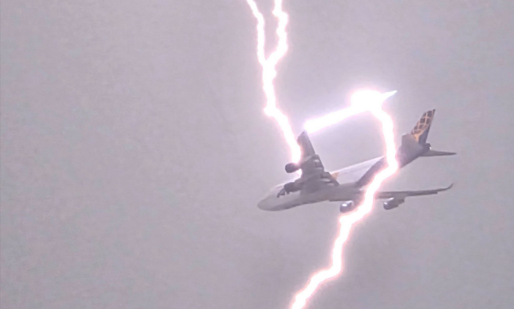 Светкавица удари самолет при излитане край Варна