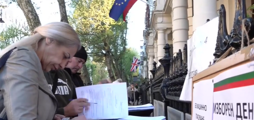 Опашки и рекорден интерес: Българите в Лондон масово гласуват