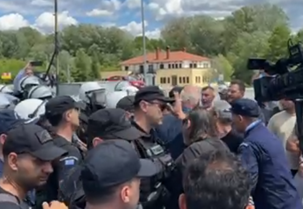 Сълзотворен газ и пробив на Кулата: Фермери протестират срещу дезинфекционните системи