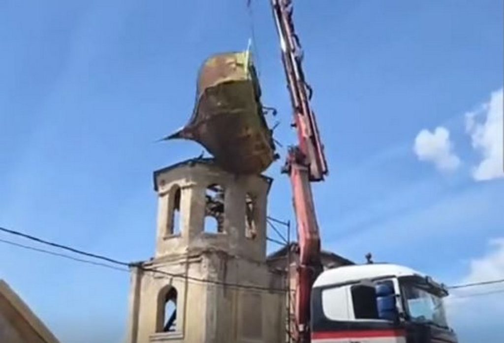 Драматичен кадър: Купол на църква се срути по време на ремонт (ВИДЕО)