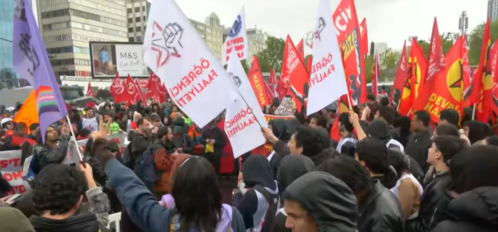 Сблъсъци и арести в Истанбул на Първи май: Полицията използва сълзотворен газ