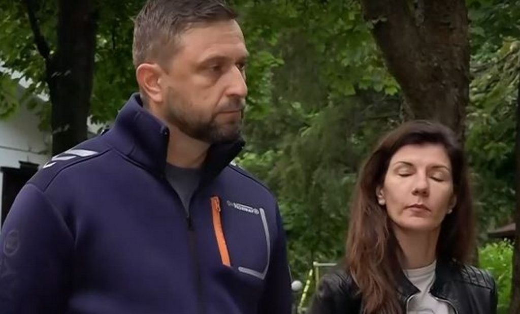 На косъм от трагедия: Огромно дърво премаза автомо